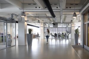 Moderne kantoorruimte aan de Generaal Vetterstraat met industriële inrichting en glazen vergaderruimtes.